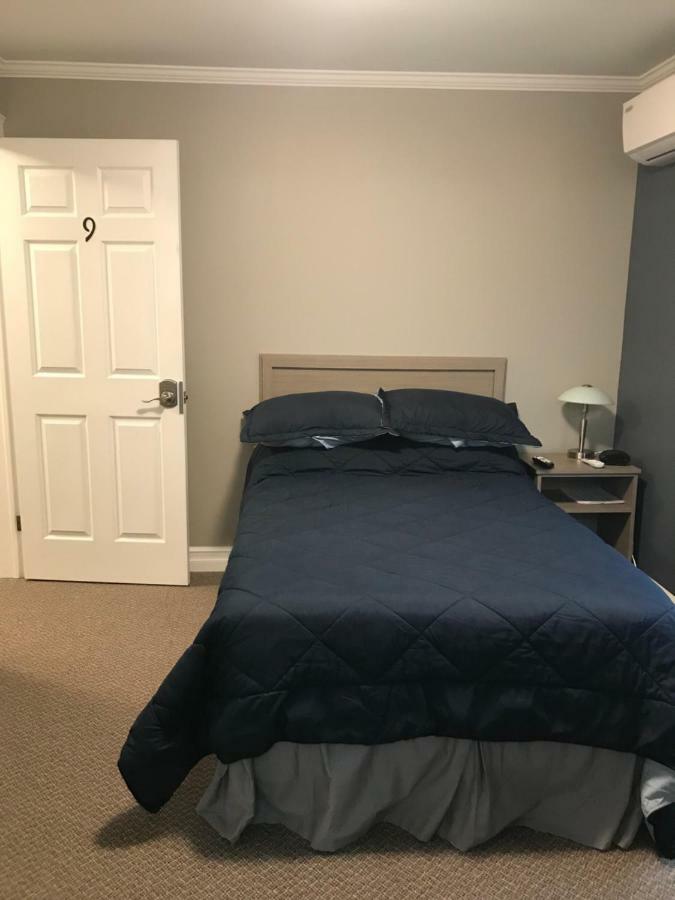 Stanley House Motel Кларенвил Екстериор снимка